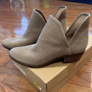 NIB Lucky Bashina Booties 6.5
